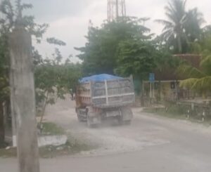 Mobil besar memuat batu putih PT asj