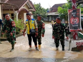 Hadir di Tengah Warga, Danramil 421-06/Natar dan Kapolsek Natar Menyatu Bersama Rakyat Tangani Banjir di Flyover Natar
